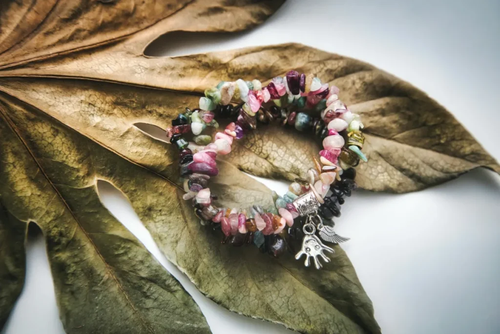 Bracelets en perles de pierres naturelles posés sur une feuille