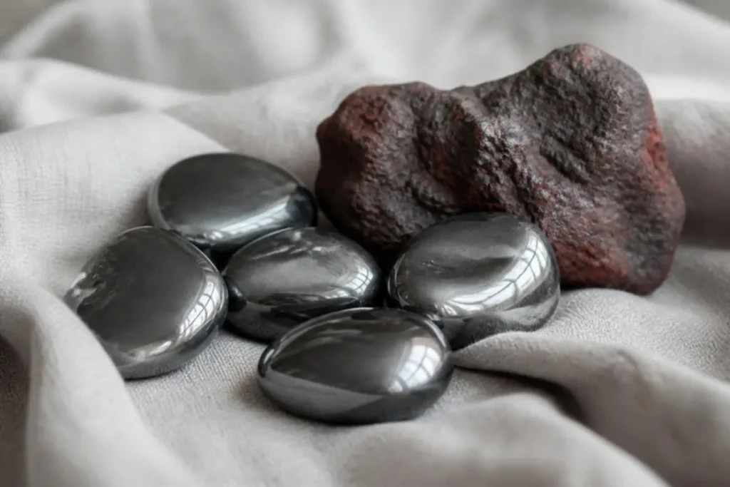 Hématite polie à l'éclat métallique et hématite brute rougeâtre