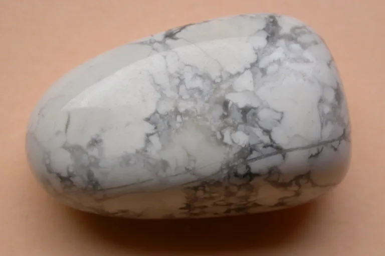 Howlite : signification, vertus en lithothérapie et utilisation