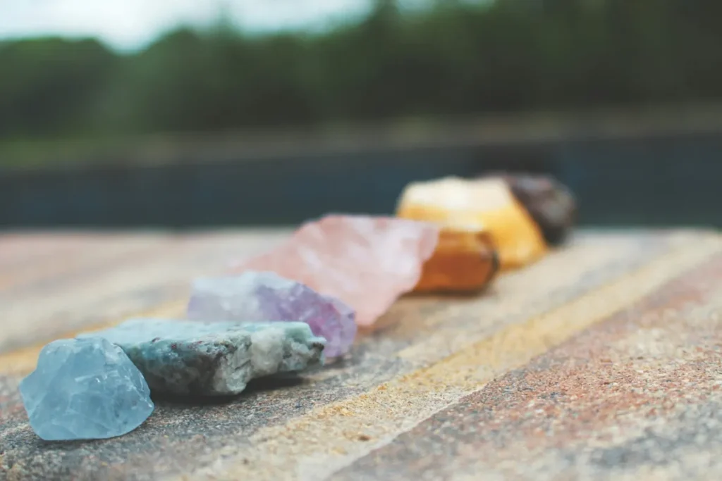 Pierres aux couleurs des chakras alignées
