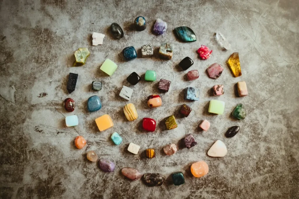 Spirale de petites pierres naturelles de toutes les couleurs