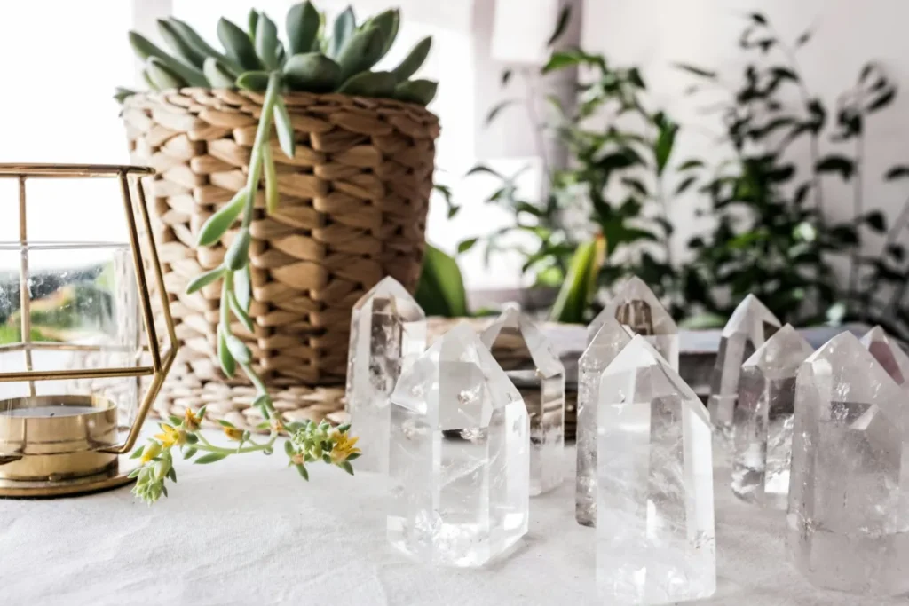 Pointes de cristal de roche et plantes vertes dans un intérieur lumineux