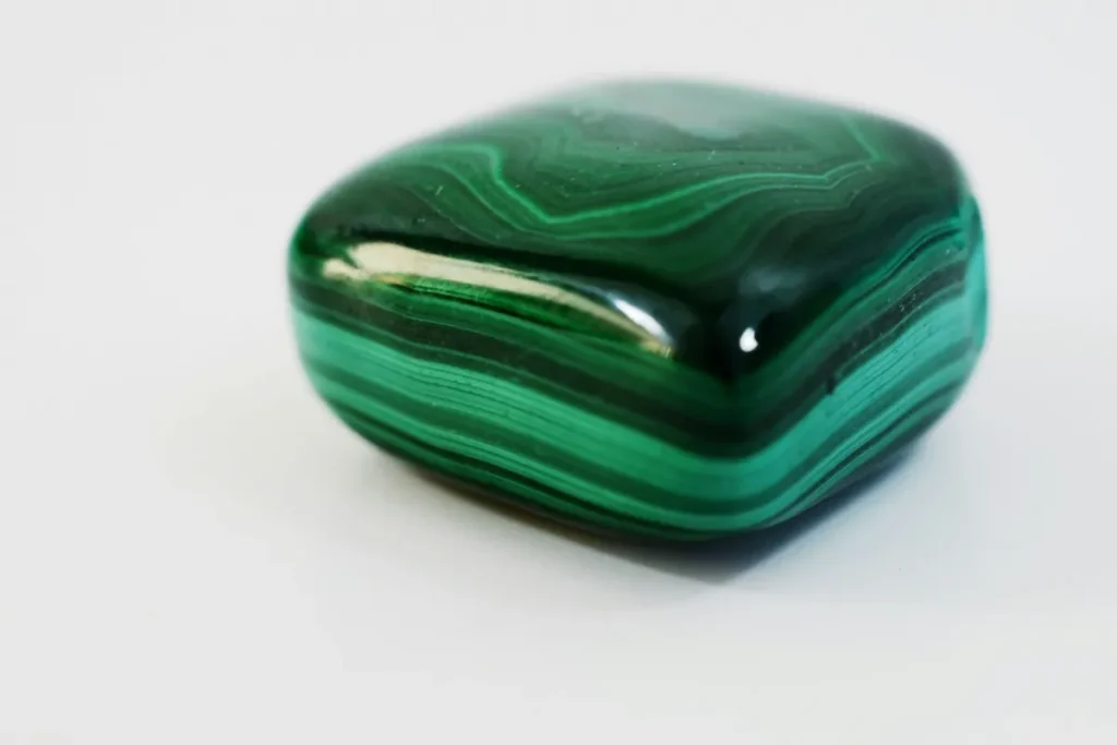 Malachite polie aux bandes vertes, une pierre qui craint l'eau