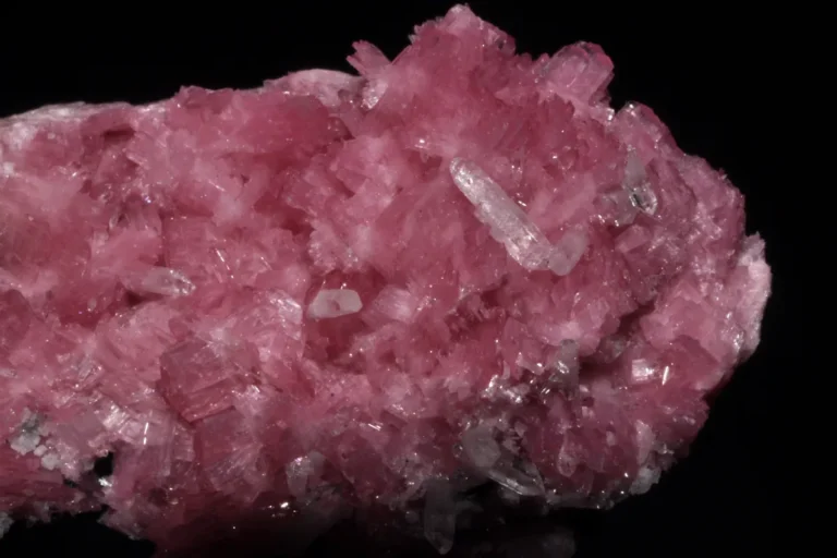 Rhodonite : signification, vertus en lithothérapie et utilisation